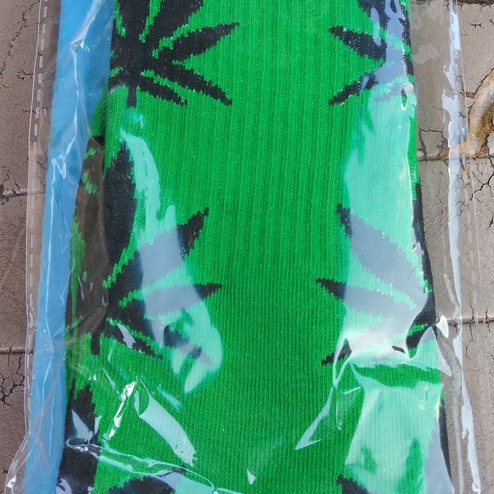 Black and green 4*2*0 leaf socks